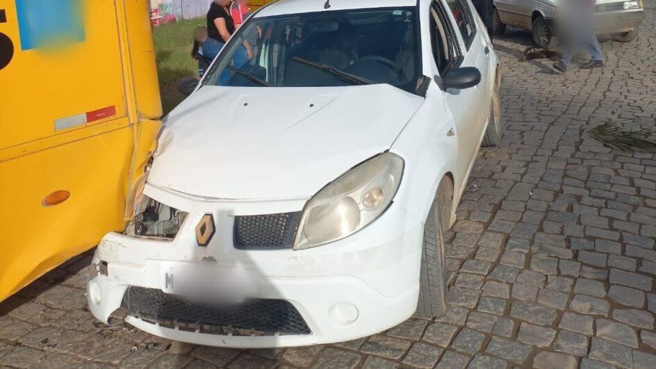 Mãe e filha são hospitalizadas após acidente entre carro e ônibus em SC