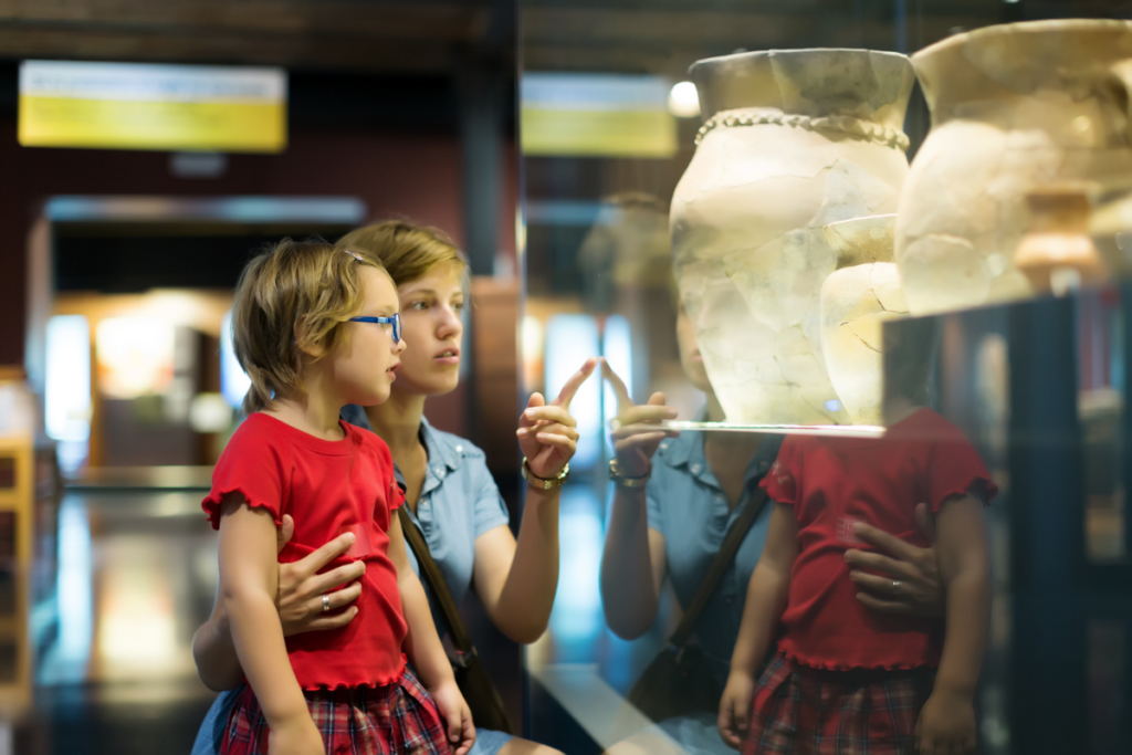 Visitar museus pode ser uma forma divertida de aprender história (Imagem: bearfotos | Freepik)