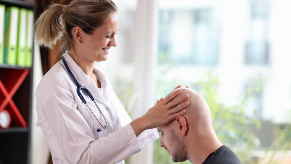 Um dos primeiros passos para controlar a queda de cabelo é consultar um especialista (Imagem: megaflopp | Shutterstock)