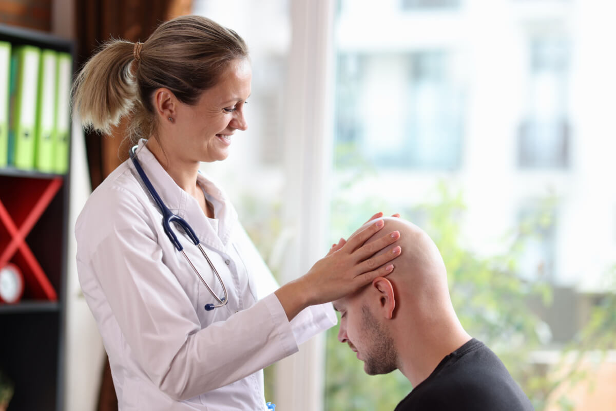 Um dos primeiros passos para controlar a queda de cabelo é consultar um especialista (Imagem: megaflopp | Shutterstock)