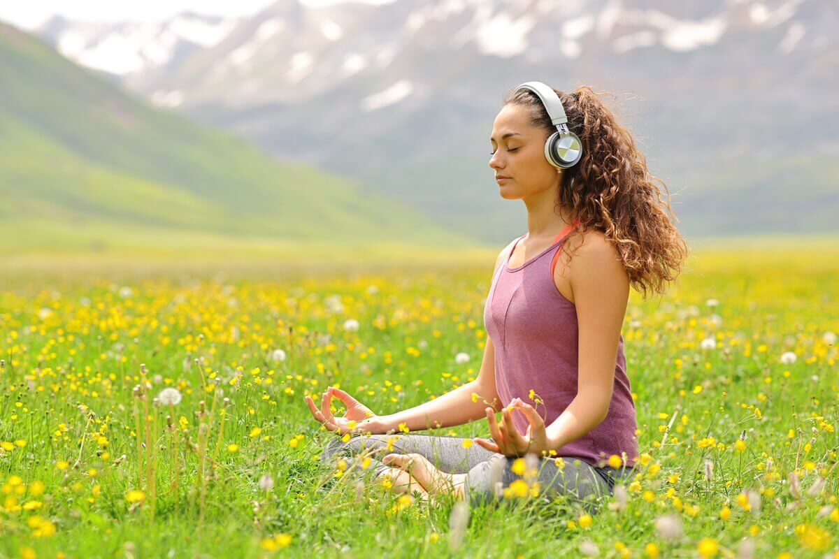 Meditação tem ganhado destaque por oferecer benefícios em diversos âmbitos da vida (Imagem: Antonio Guillem | Shutterstock)