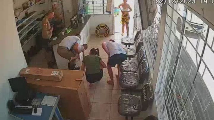 Menino fica desacordado após se afogar em piscina e é salvo por policiais em SC