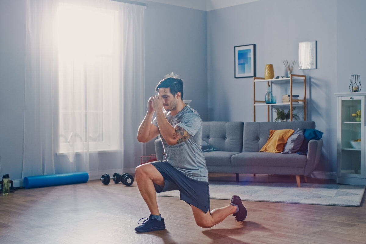 O fortalecimento muscular, quando combinado com alongamentos adequados, pode resultar em uma melhoria significativa na flexibilidade (Imagem: Gorodenkoff | Shutterstock)