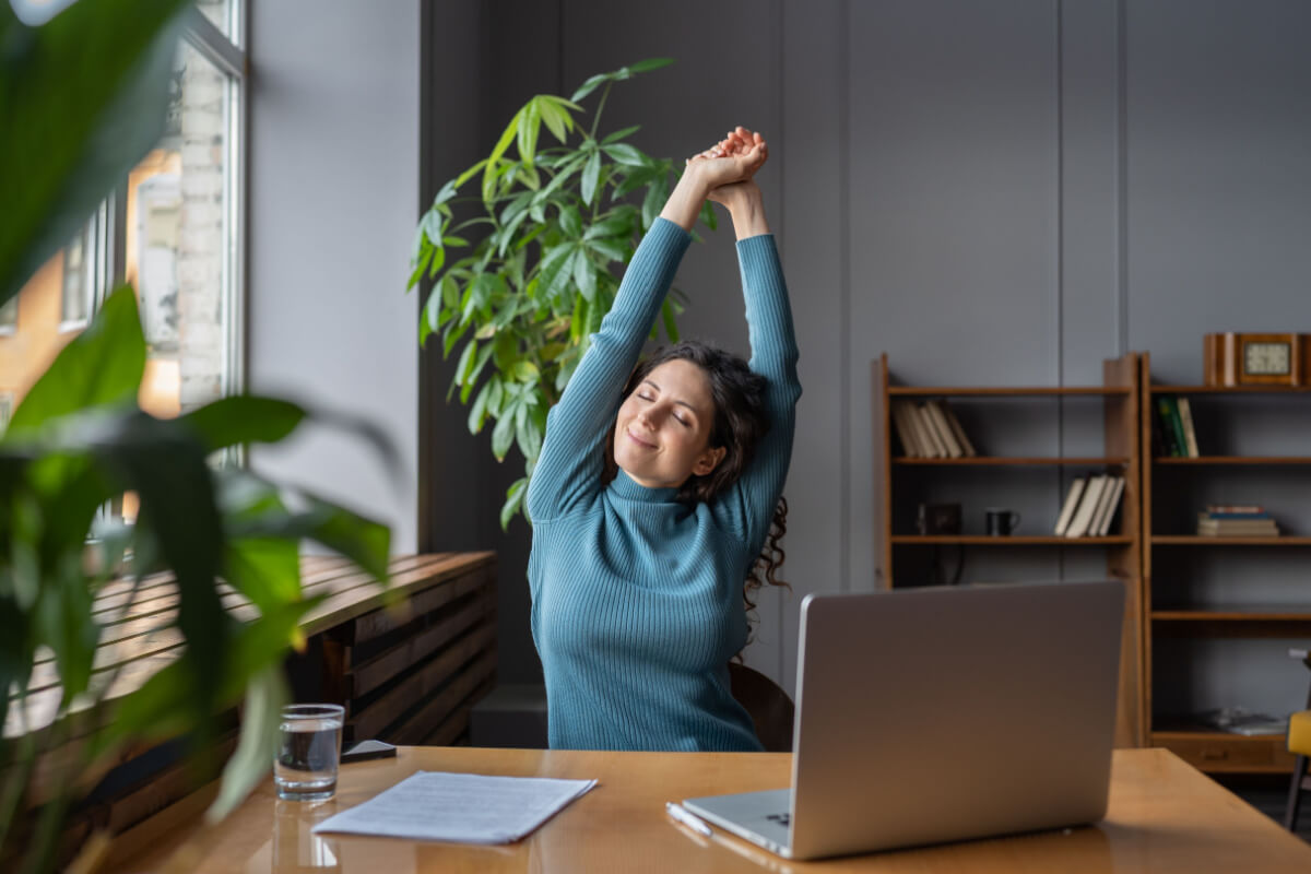 Os exercícios de mobilidade podem ser feitos sentados na cadeira (Imagem: DimaBerlin | Shutterstock)