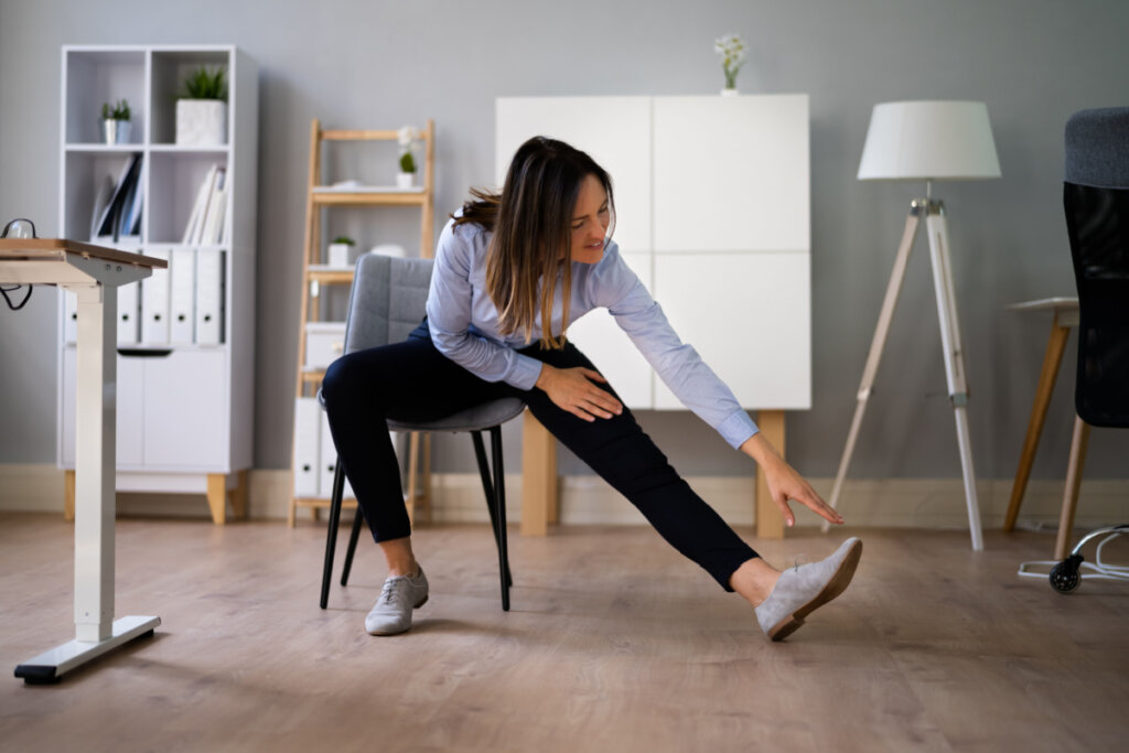 Os exercícios de mobilidade podem ser feitos sentados na cadeira (Imagem: DimaBerlin | Shutterstock)