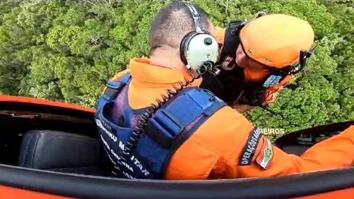 VÍDEO: Como rádio comunicador "salvou" mulher que caiu de parapente em praia de SC