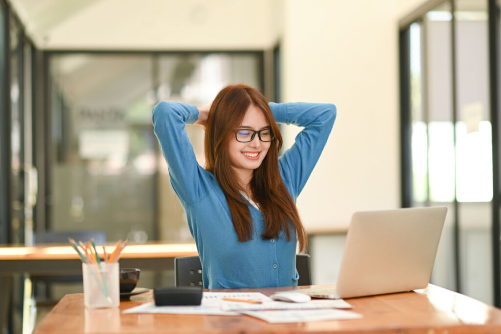 Os exercícios de mobilidade ajudam a aliviar a tensão (Imagem: Kong Varakorn | Shutterstock)