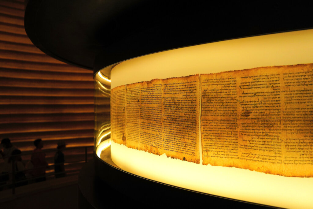 No Museu de Israel, um dos seus maiores atrativos &eacute; a exibi&ccedil;&atilde;o dos manuscritos do Mar Morto (Imagem: Teo K | Shutterstock)