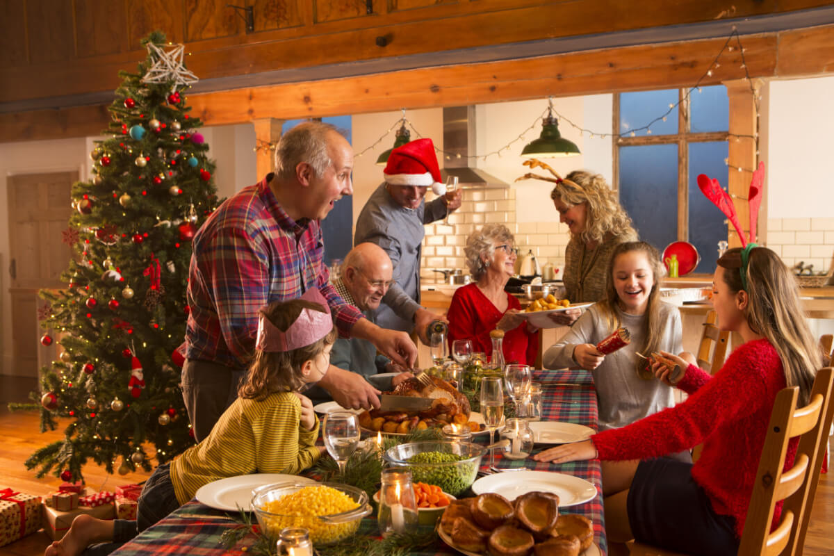 Alguns cuidados durante o Natal e Ano-Novo são importantes para evitar acidentes (Imagem: DGLimages | Shutterstock)
