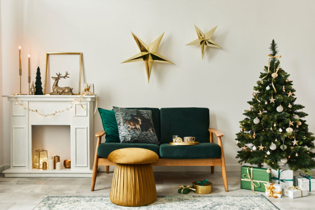 É preciso cuidado para não sobrecarregar na decoração de Natal (Imagem: Followtheflow | Shutterstock)