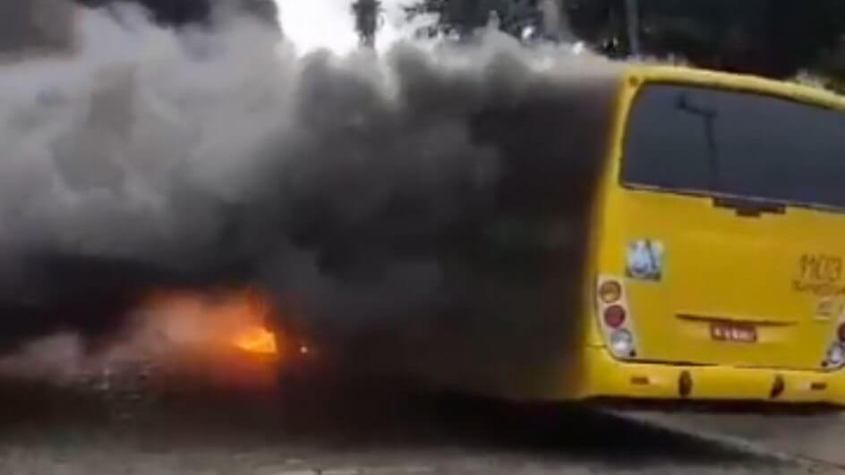 VÍDEO: Ônibus fica destruído após pegar fogo em Joinville