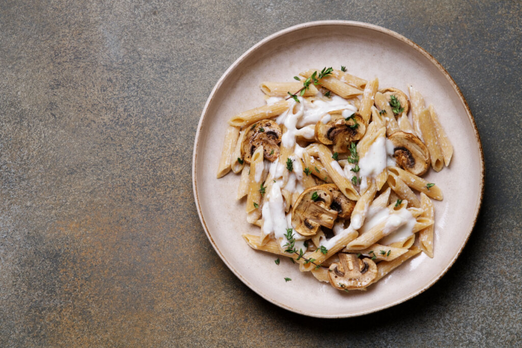 Penne ao molho de cogumelos (Imagem: Anna Puzatykh | Shutterstock)