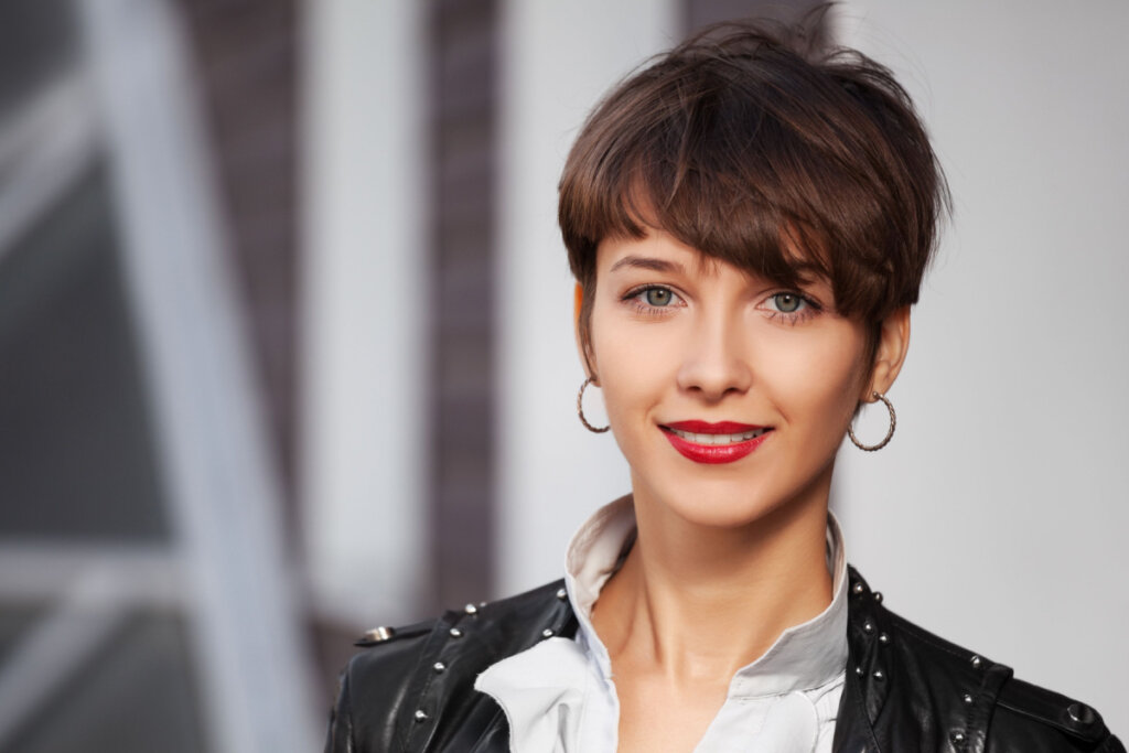 O corte pixie &eacute; pr&aacute;tico e &oacute;timo para quem tem um estilo de vida agitado (Imagem: wrangler | Shutterstock)