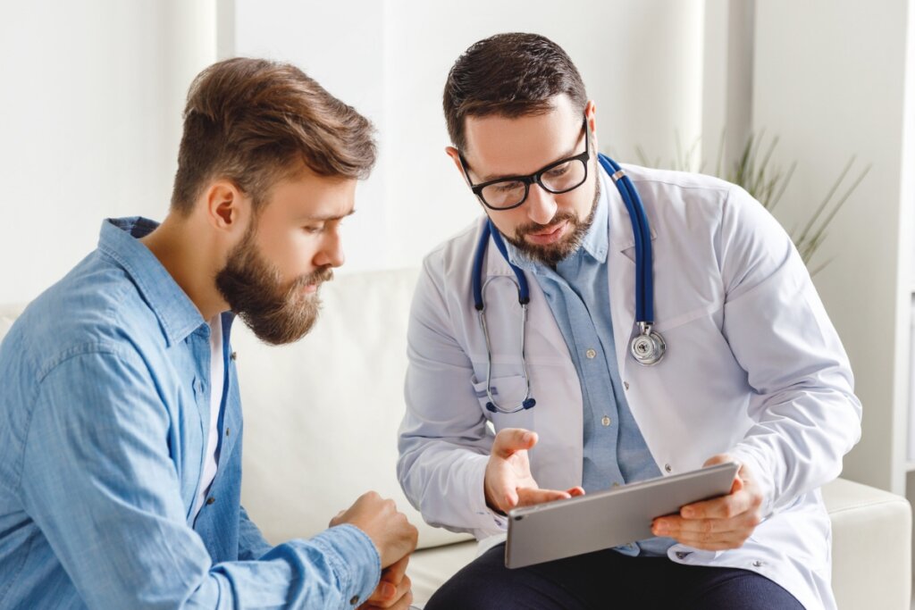 O médico de família preza a saúde de forma integral e cria conexão com a equipe médica (Imagem: Evgeny Atamanenko | Shutterstock)
