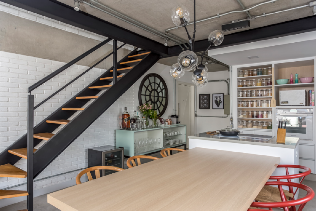 Em mais esse loft realizado pela arquiteta Carina Korman, a serralheria possibilitou a construção do mezanino, onde está localizado o dormitório (Imagem: JP Image | Korman Arquitetos)