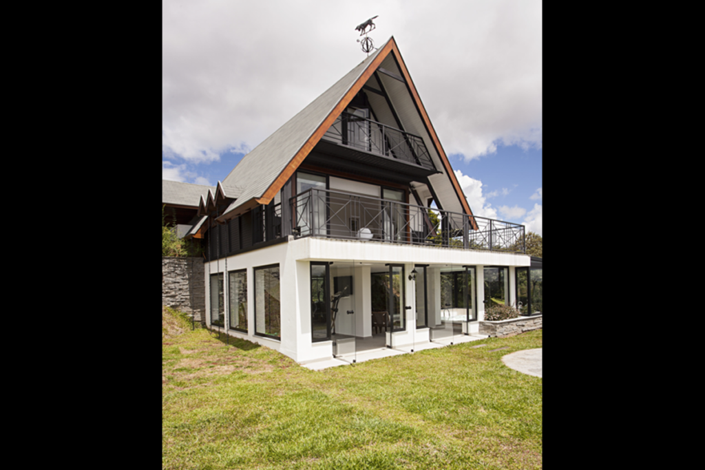 Neste chalé em Campos de Jordão, a estrutura metálica com perfis minimalistas é uma grande tendência (Imagem: Gui Morelli | Korman Arquitetos)