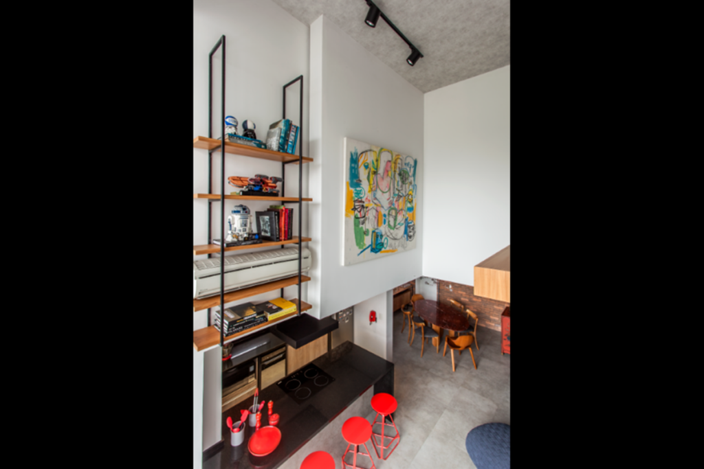A combinação entre a marcenaria e a serralheria conferiu um ar diferenciado para o pé-direito duplo desse loft (Imagem: Eduardo Pozella | Korman Arquitetos)