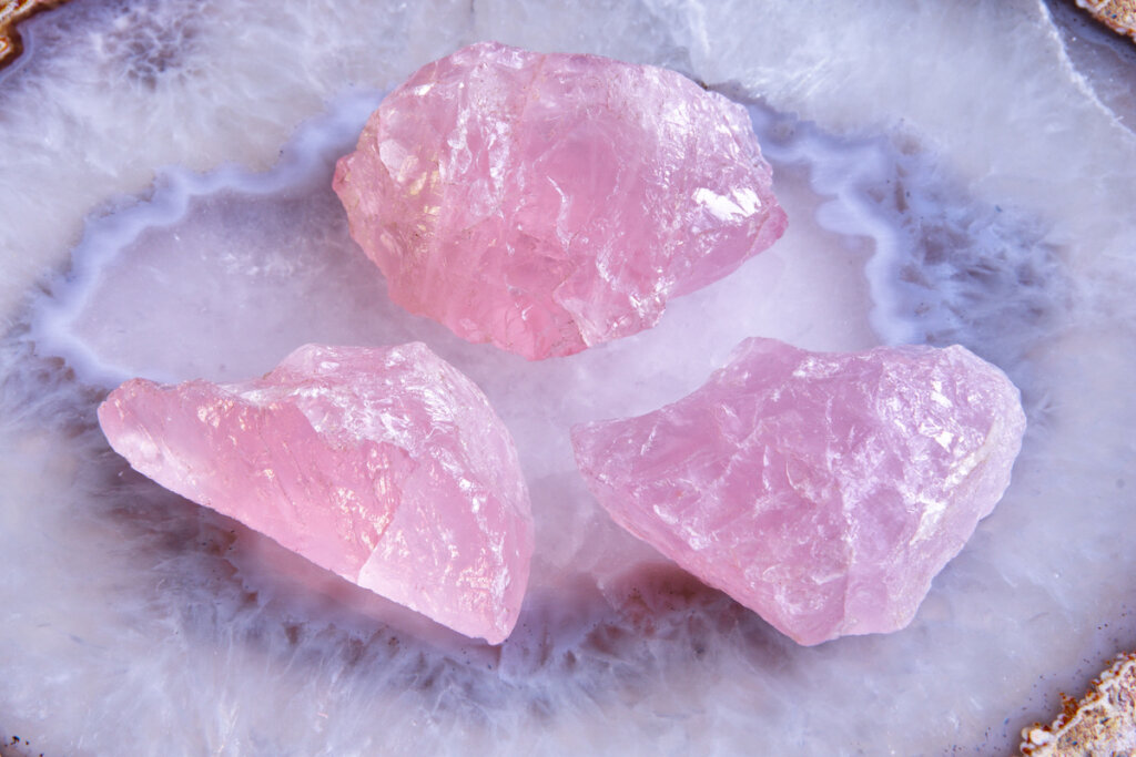 O quartzo-rosa é um amuleto usado para atrair amor (Imagem: olpo | Shutterstock)