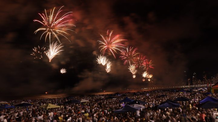 Cidades de SC preparam festas com fogos para a chegada de 2024