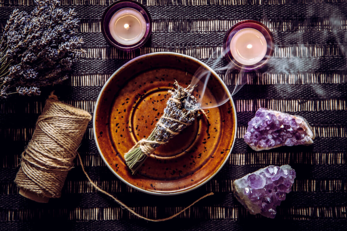 Os rituais estão sempre presentes em nossas rotinas diárias e na passagem entre festividades ao longo do ano (Imagem: FotoHelin | Shutterstock)