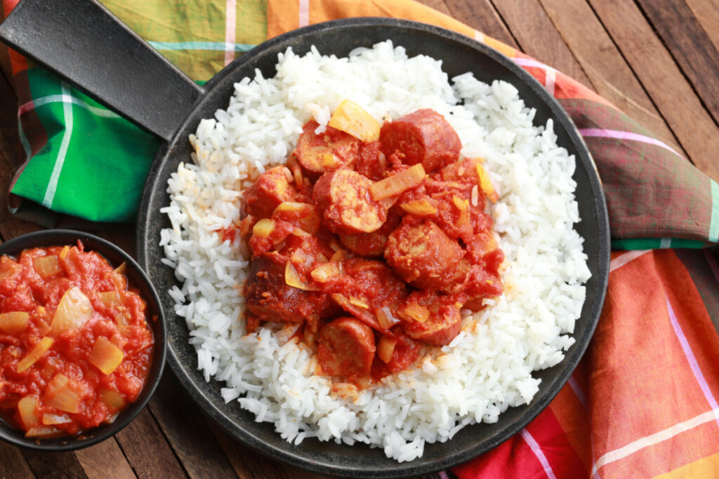 Uma das especialidades da gastronomia mauriciana &eacute; o prato rougaille (Imagem: Jerome.Romme | Shutterstock)