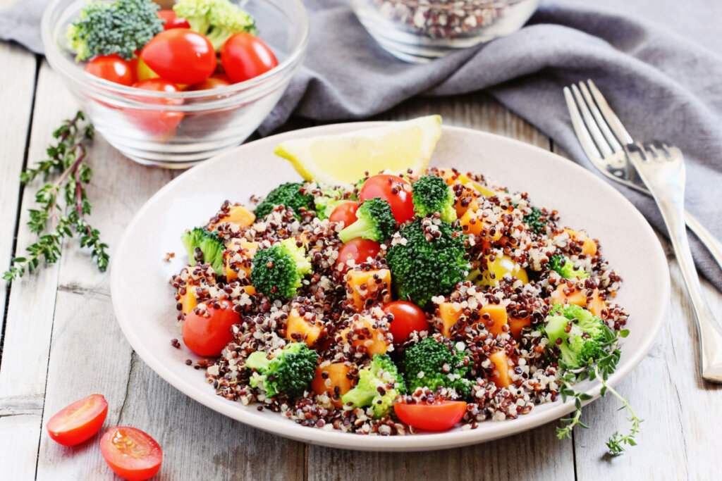 Salada de quinoa com br&oacute;colis e batata-doce laranja (Imagem: Losangela | Shutterstock)