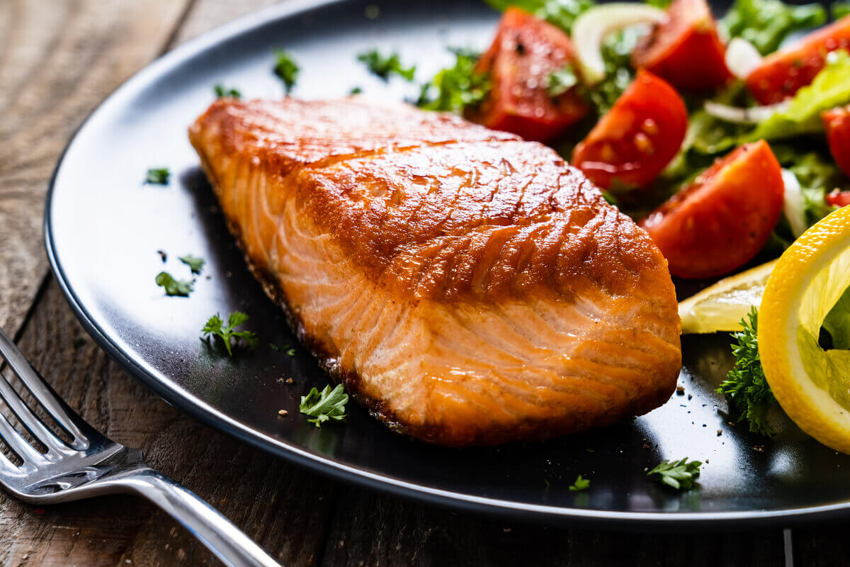 Salmão assado com ervas (Imagem: Jacek Chabraszewski | Shutterstock)