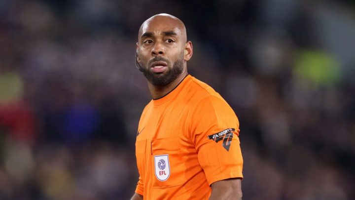 Sam Allison, ex-jogador e ex-bombeiro, é o primeiro técnico negro a arbitrar um jogo da Premier League desde 2008 (Foto: Reprodução, site oficial Premier League)