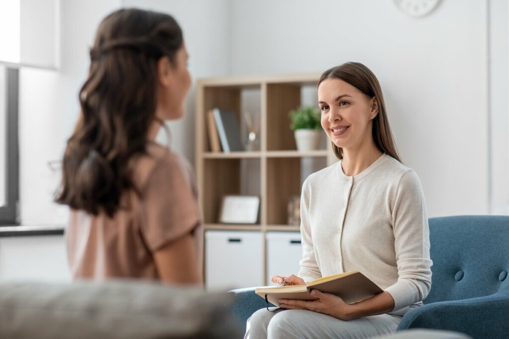 Psicoterapia é uma das formas de tratamento para a síndrome da impostora (Imagem: Ground Picture | Shutterstock)