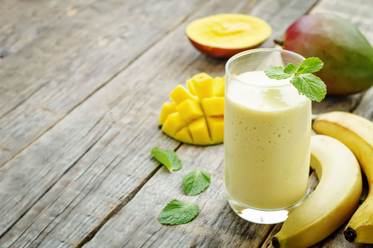 Smoothie tropical de banana e manga (Imagem: Nataliya Arzamasova | Shutterstock)