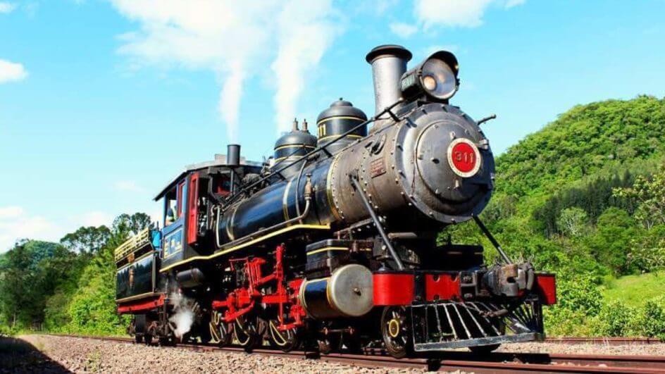 FOTOS: Locomotiva a vapor centenária retorna passeios no Oeste de SC após hiato de seis anos