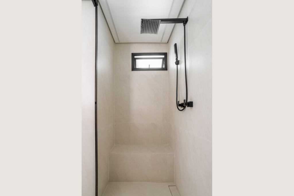 &nbsp;O tom claro aparece como contraponto aos detalhes pretos da esquadria e dos metais (Projeto: BMA Studio | Foto: Guilherme Pucci)