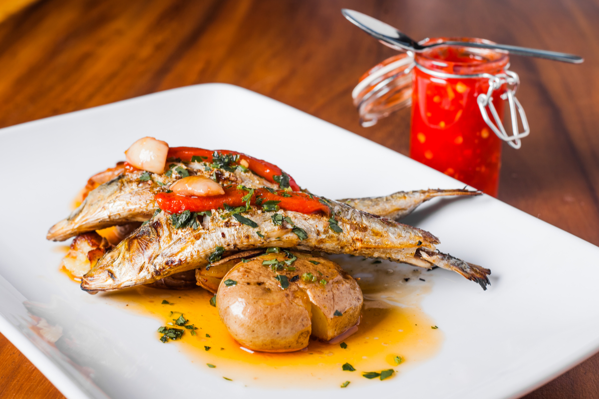 Sardinha grelhada com batata ao murro (Imagem: Benoit Daoust | Shutterstock)