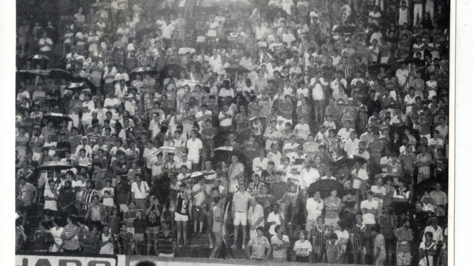 Em 1983, torcida do Figueirense viu o Criciúma aplicar goleada por 4 a 1 em pleno Orlando Scarpelli (Foto: Acervo do Memorial do Figueirense)