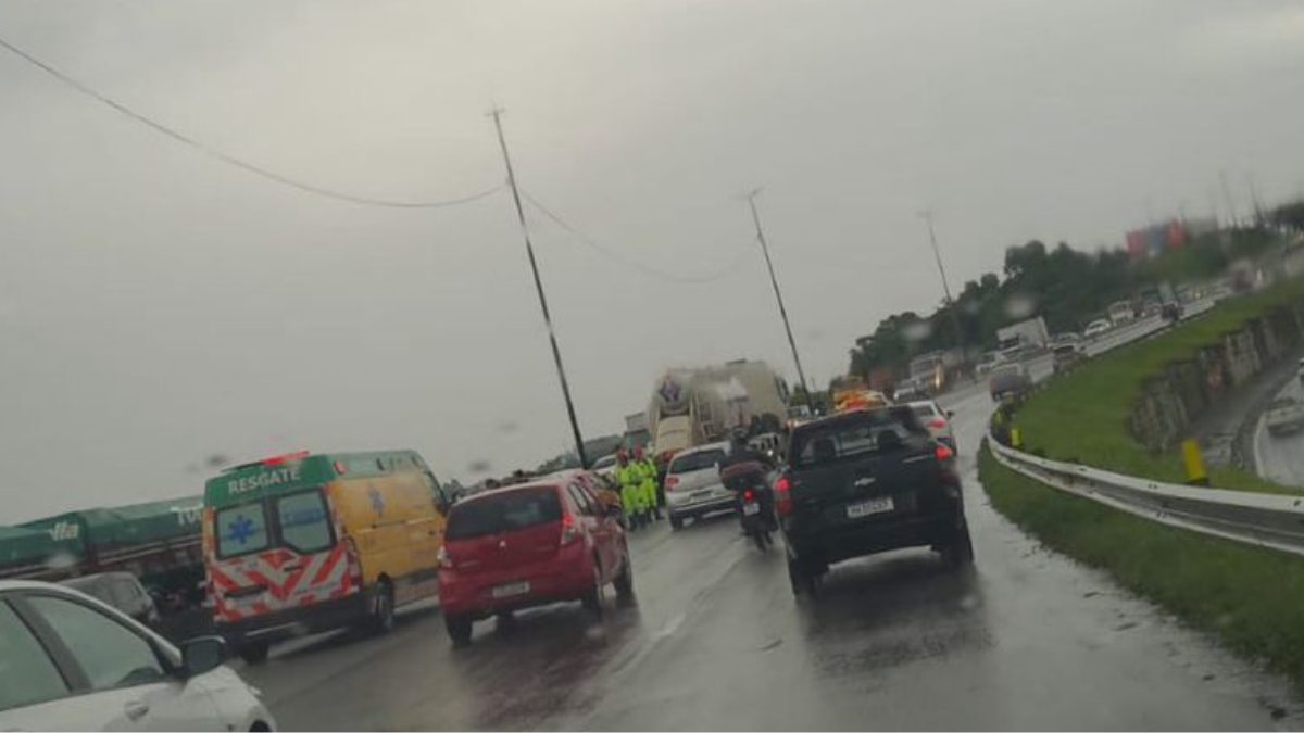 Acidente com caminhão na BR-101, na Grande Florianópolis, causa trânsito de mais de 12 km