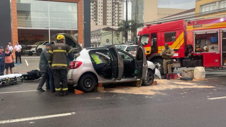 Acidente de trânsito deixa homem preso às ferragens em Florianópolis (Foto: Divulgação, CBMSC)
