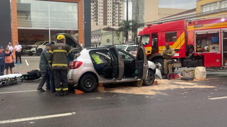 Acidente de trânsito deixa homem preso às ferragens em Florianópolis (Foto: Divulgação, CBMSC)