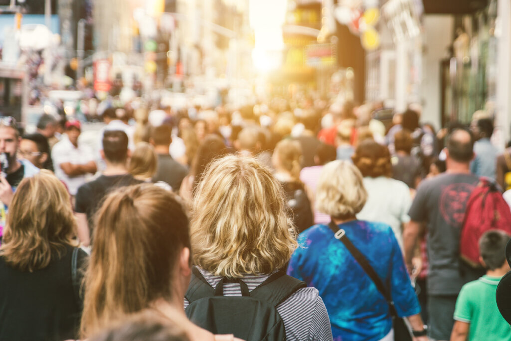 Se sentir desconfort&aacute;vel ao andar com muitas pessoas &eacute; um dos sintomas da agorafobia (Imagem: oneinchpunch | Shutterstock)