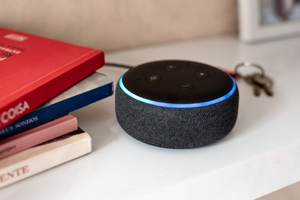 A Alexa pode tornar os momentos de lazer mais divertidos (Imagem: Anna Quelha | Shutterstock)