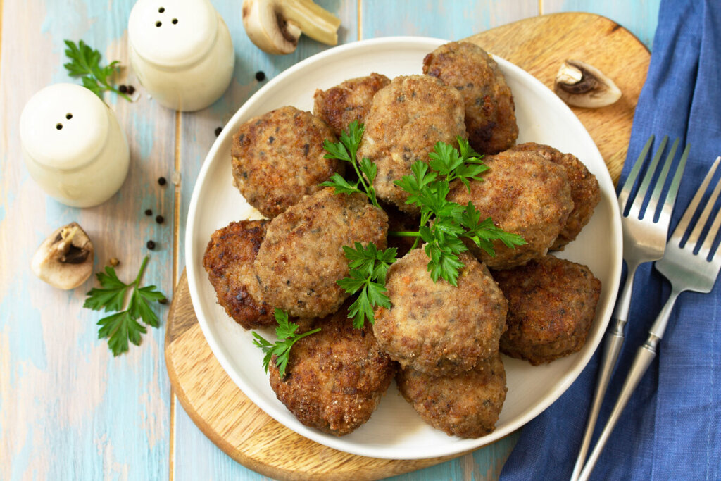 Almôndega com farinha de linhaça recheada com queijo (Imagem: Elena Hramova | Shutterstock)