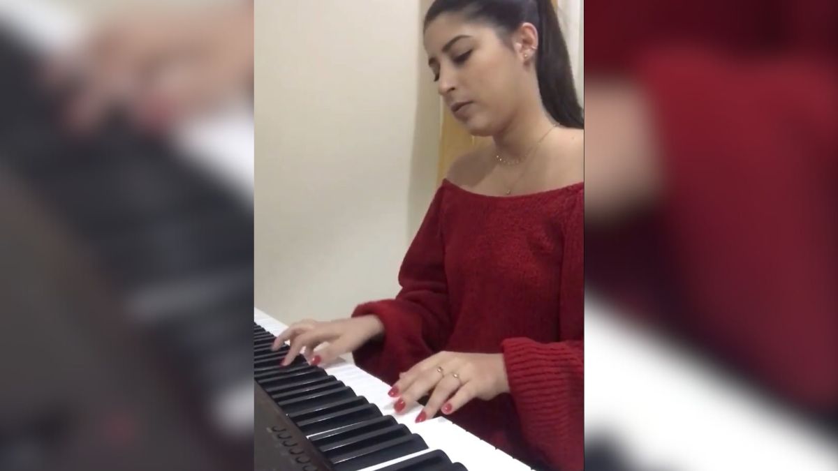 Um dos principais hobbys de Amanda era tocar piano (Reprodução, Redes Sociais)