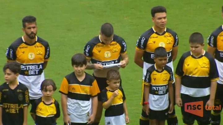 Atacante do Criciúma protagoniza momento de fofura antes do jogo contra o Figueirense (Foto: NSC TV, Reprodução)