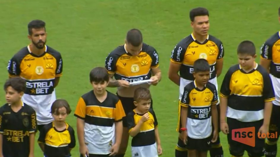 Atacante do Criciúma protagoniza momento de fofura antes do jogo contra o Figueirense (Foto: NSC TV, Reprodução)
