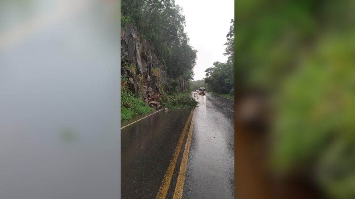 Queda de barreira deixa trecho da SC-157, no Oeste de SC, em meia pista