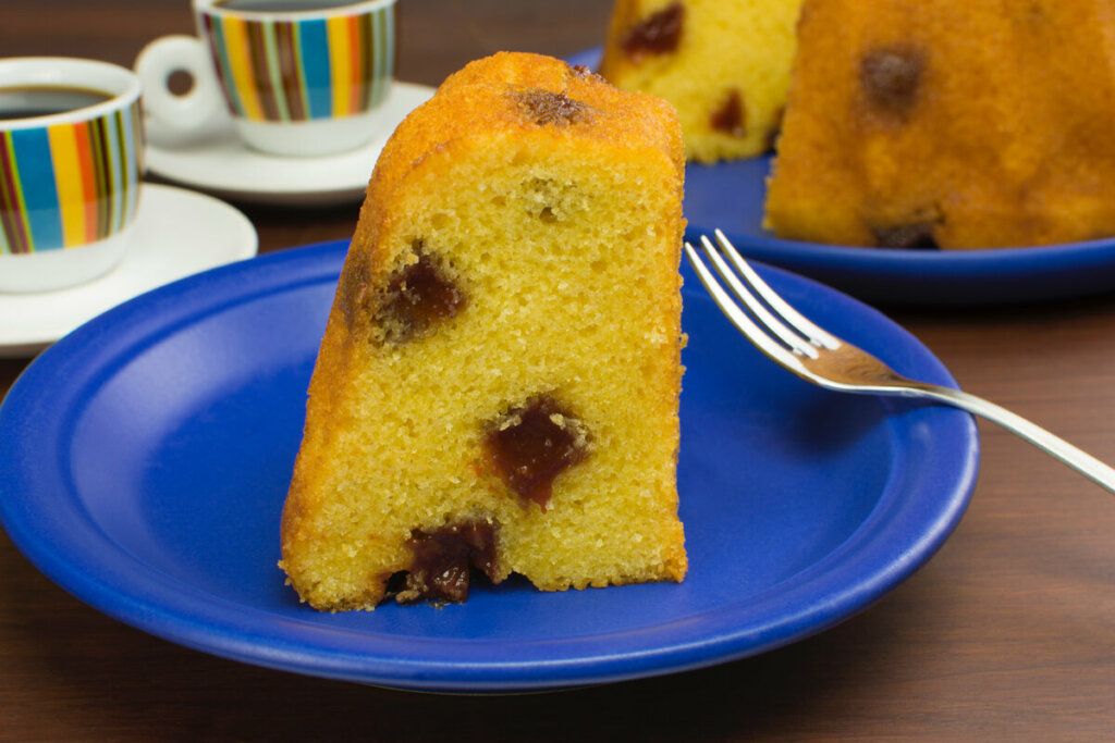 Bolo de fubá com goiabada (Imagem: Jobz Fotografia | Shutterstock)