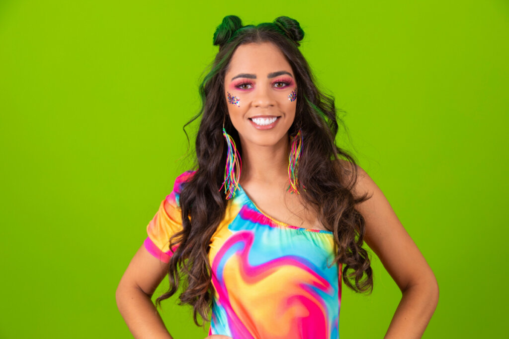 O penteado meio solto é uma tendência para aproveitar o Carnaval (Imagem: Bernardo Emanuelle | Shutterstock)