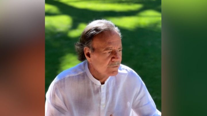 Cantor Julio Iglesias é detido em aeroporto por porte de “conteúdo suspeito” em Punta Cana