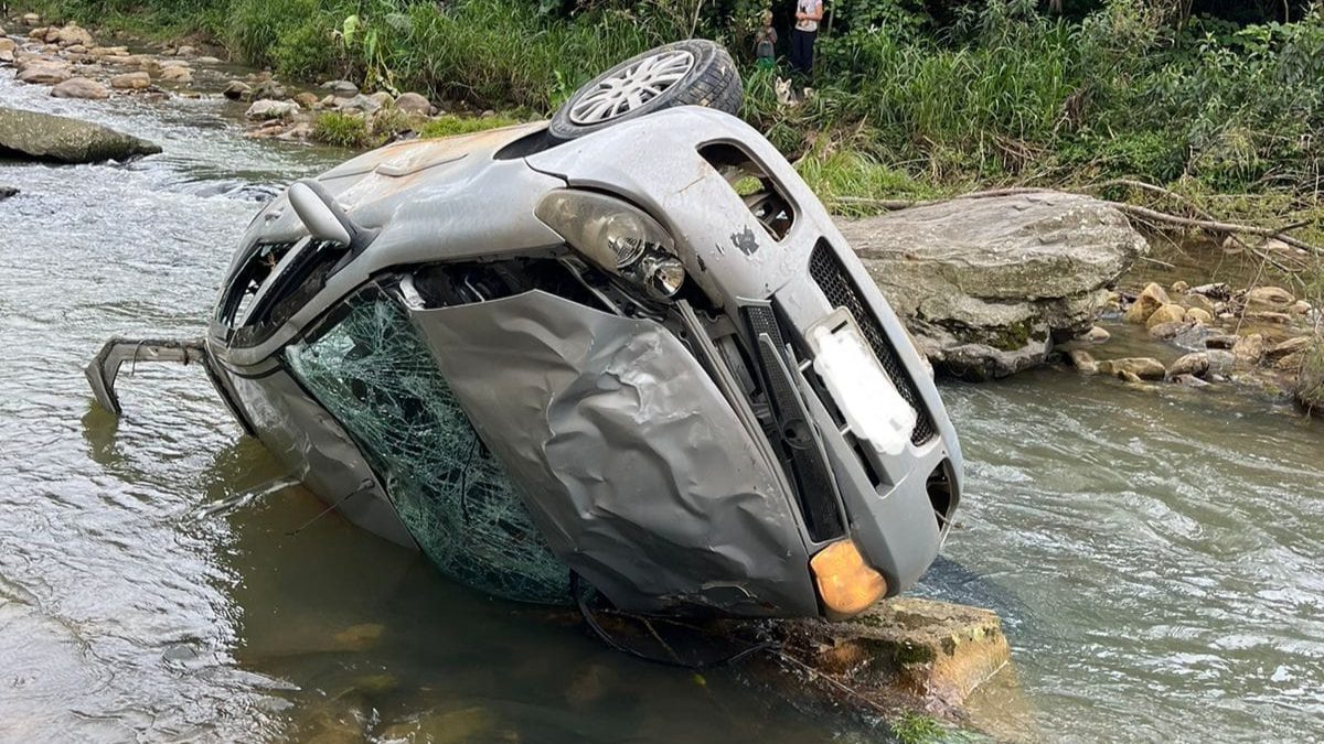 Carro cai de altura de 10 metros em rio após capotar na BR-282 na Grande Florianópolis