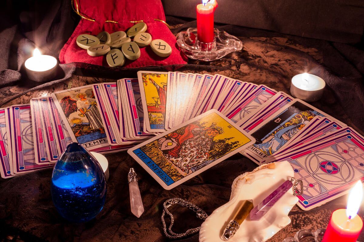 Tarot revela as tendências de fevereiro (Imagem: LunarVogel | Shutterstock)
