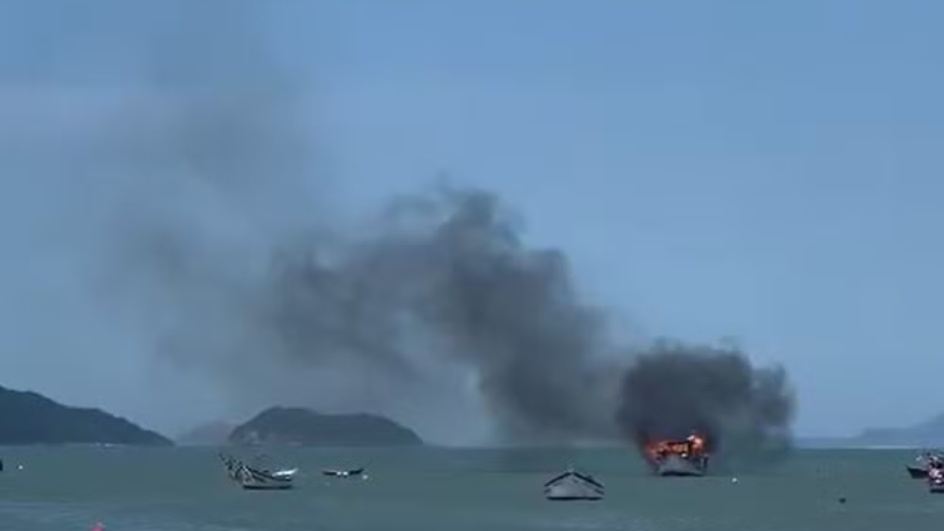 Causa de incêndio em embarcação que estava em praia de Florianópolis será investigada